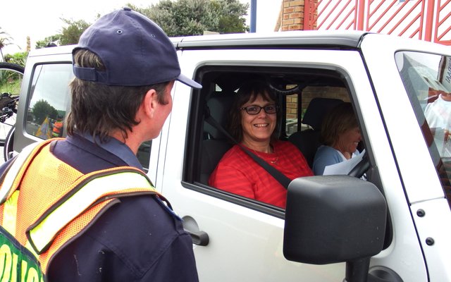 â€˜n Verligte dame (omdat sy toe nie in die moeilikheid was nie) glimlag breed nadat Kapt Gerda Groenewald haar ingelig het waaroor die padblokkade gaan